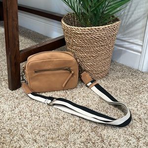 LIKE NEW - Universal Thread Tan Crossbody with changeable strap